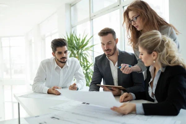 Gruppo Giovani Imprenditori Che Lavorano Insieme Progetto — Foto Stock