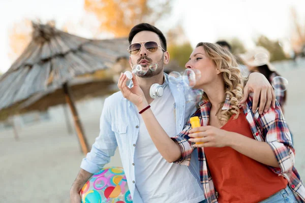 Hermosa Pareja Abrazando Citas Playa Atardecer — Foto de Stock