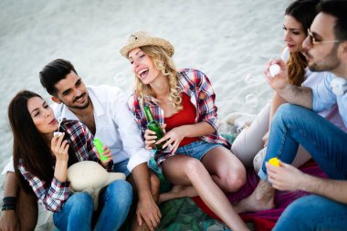 Gençlerin grup yaz tatili sahilde zevk mutlu