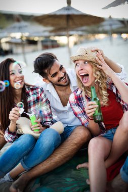 Gülüyor ve açık havada gülümseyen güzel mutlu arkadaşlar