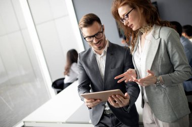 Ofisteki projede işbirliği yapan bir grup iş adamı