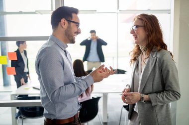 İş adamları iş yerinde eğleniyor ve sohbet ediyorlar.