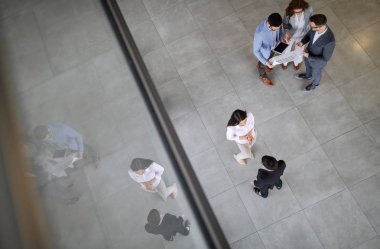 Modern ofis salonunda birlikte çalışan iş adamları..