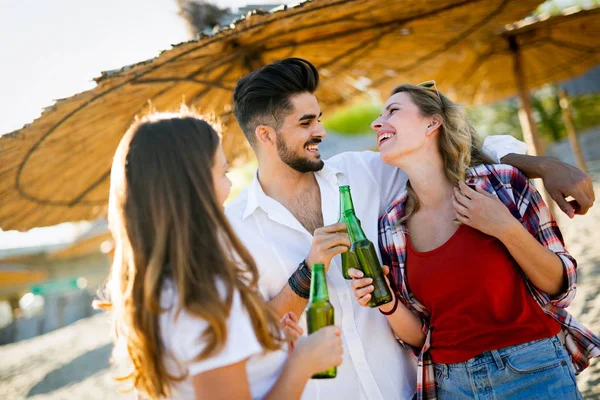 Heureux Groupe Jeunes Qui Amusent Plage Été — Photo