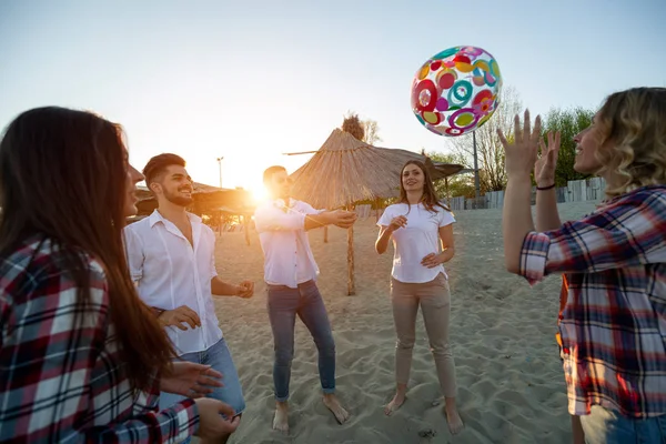Grupo Jóvenes Felices Jugando Con Pelota Playa Verano — Foto de Stock