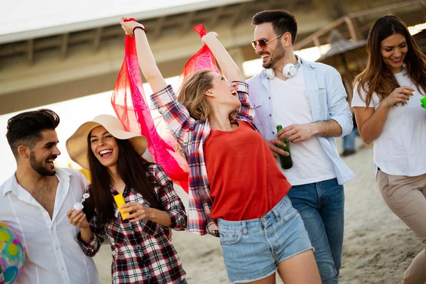 夏のビーチで楽しい若者の幸せグループ — ストック写真