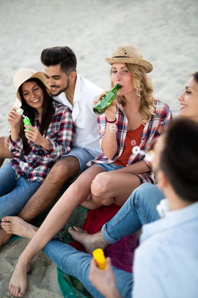 パーティーや 夏にビーチで楽しんで幸せな友達 — ストック写真