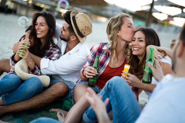 Bekymmerslös Helgen Med Vänner Grupp Glada Ungdomar Bindning Till Varandra — Stockfoto