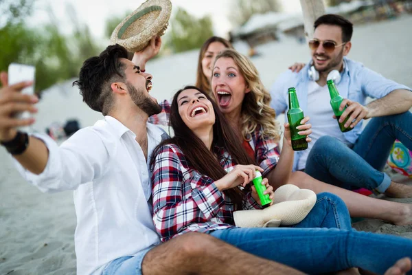 Fin Semana Sin Preocupaciones Con Amigos Grupo Jóvenes Alegres Que — Foto de Stock