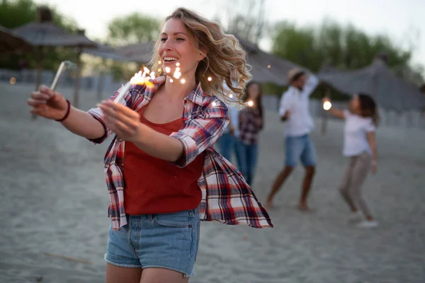 Obraz Szczęśliwy Dziewczyna Trzyma Płonący Blask Plaży — Zdjęcie stockowe