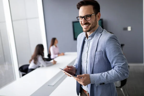 Retrato Del Guapo Exitoso Empresario Sonriente Sosteniendo Tableta — Foto de Stock