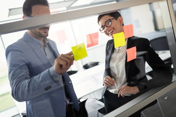 Empresários Jovens Empresários Conferência Escritório Moderno — Fotografia de Stock