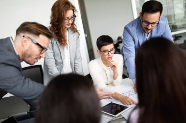 Ofiste iş proje üzerinde yaratıcı profesyonel iş adamları