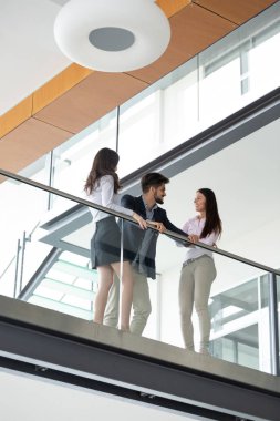 Modern ofis salonunda birlikte çalışan iş adamları..