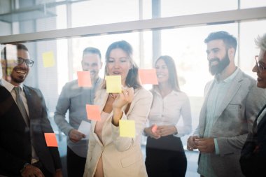 İş insanlar modern ofis birlikte planlama stratejisi