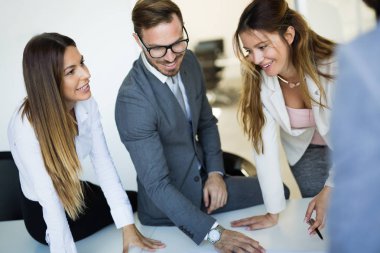 Takım inşaat planları üzerinde birlikte çalışan mimarlar