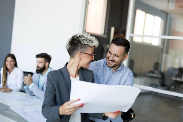 Bild Attraktiva Affärskollegor Som Talar Ämbetet — Stockfoto