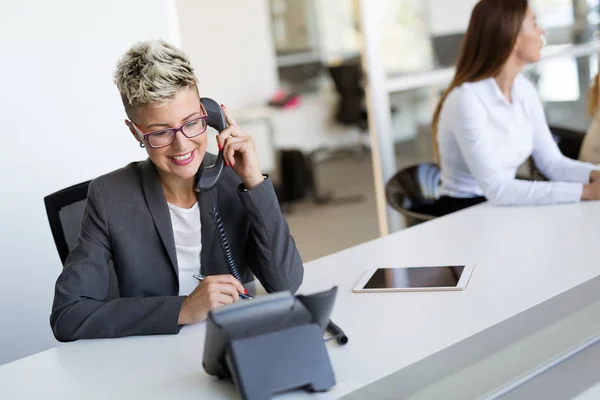 Porträtt Affärskvinna Arbetar Med Dator Moderna Kontor — Stockfoto