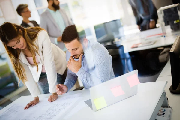 Bild Junger Architekten Gespräch Modernen Büro — Stockfoto