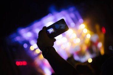 Resim Müzik Festivali'nde insanlar dans partisi