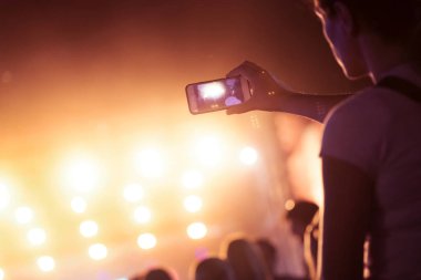 Resim Müzik Festivali'nde insanlar dans partisi