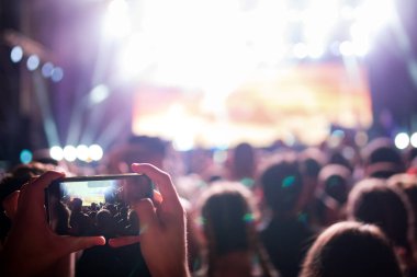 Müzik Festivali'nde zevk mutlu dans kalabalık portresi
