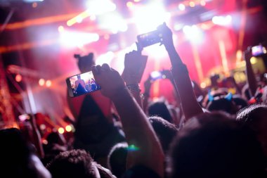 Müzik Festivali'nde zevk mutlu dans kalabalık portresi