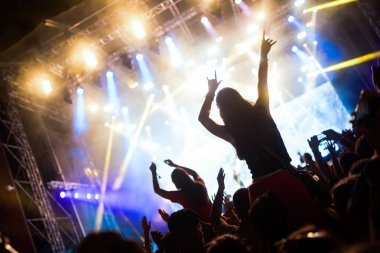 Müzik Festivali'nde zevk mutlu dans kalabalık portresi