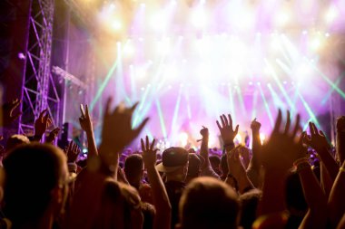 Müzik Festivali'nde zevk mutlu dans kalabalık portresi