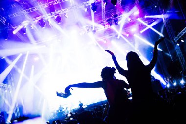 Müzik Festivali'nde zevk mutlu dans kalabalık portresi