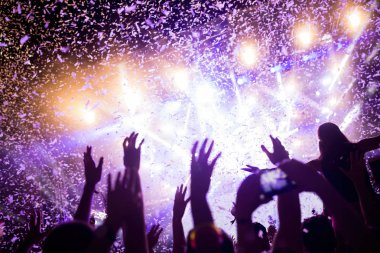 Müzik Festivali'nde zevk mutlu dans kalabalık portresi