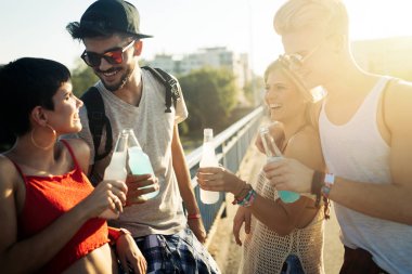 Grup genç kentsel arkadaşıyla birlikte eğleniyor