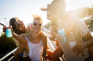 Grup genç kentsel arkadaşıyla birlikte eğleniyor