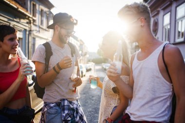 Grup genç kentsel arkadaşıyla birlikte eğleniyor