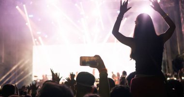 Zevk ve Müzik Festivali'nde dans mutlu kalabalık portresi