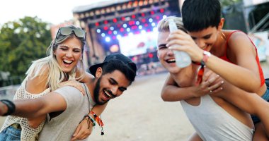 Grup genç arkadaşlar eğlenmeye zaman Müzik Festivali