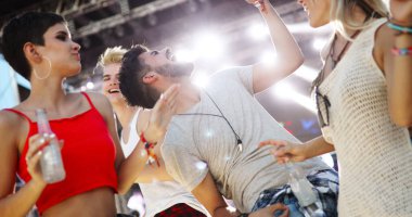 Grup genç arkadaşlar eğlenmeye zaman Müzik Festivali