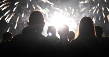 Kalabalık havai fişek izleyip yeni yılı kutluyor.