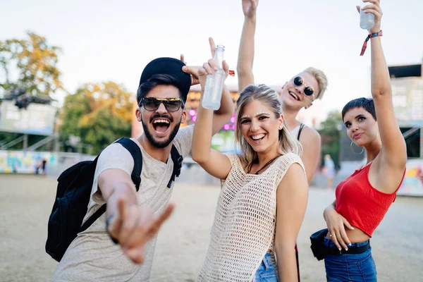 Šťastní Mladí Přátelé Baví Hudebním Festivalu — Stock fotografie