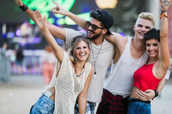 Giovani Amici Felici Che Divertono Festival Musicale — Foto Stock