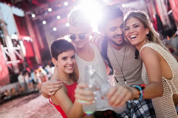 Feliz Joven Amigos Divirtiéndose Festival Música — Foto de Stock