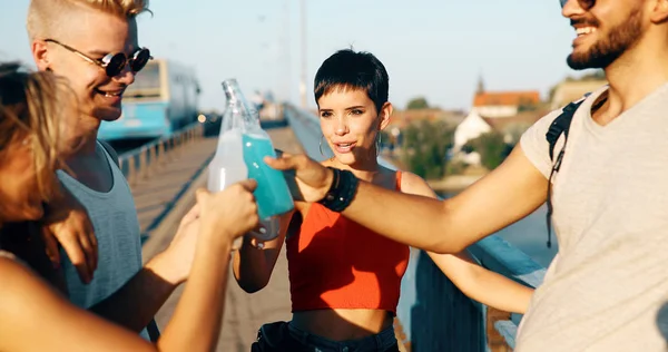 Grupo Jóvenes Amigos Felices Divirtiéndose Juntos — Foto de Stock