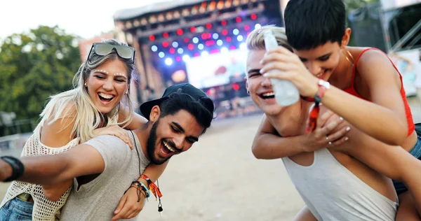 Grup genç arkadaşlar eğlenmeye zaman Müzik Festivali