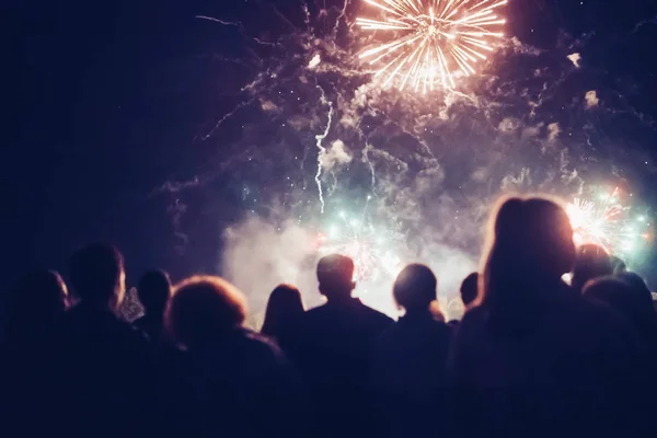 Multidão Assistindo Fogos Artifício Celebrando Noite — Fotografia de Stock