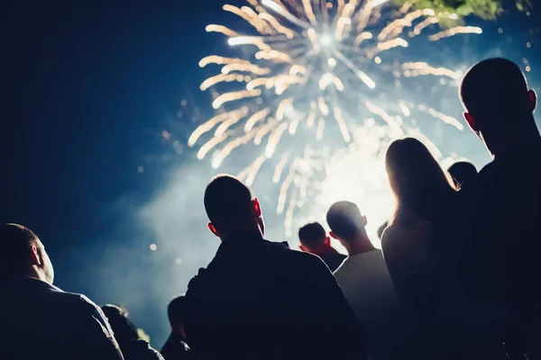 花火を観たり 夜を祝う群衆 — ストック写真