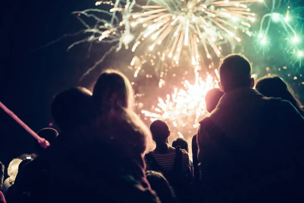 Publiek Kijken Naar Vuurwerk Het Vieren Van Nieuw Jaar — Stockfoto