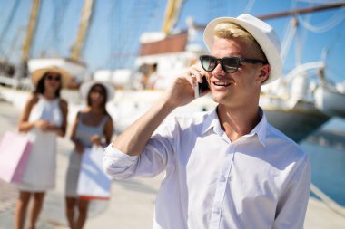 Mutlu arkadaşlar zevk ve lüks bir yaz tatilinde eğlenmek