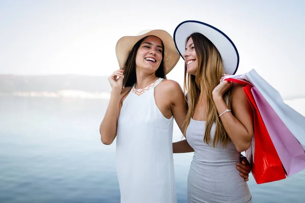 Vita Lusso Due Donne Che Camminano Fanno Shopping Durante Vacanze — Foto Stock