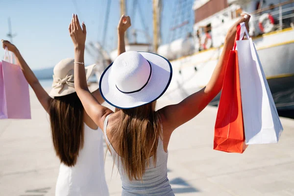 Vita Lusso Due Donne Che Camminano Fanno Shopping Una Baia — Foto Stock