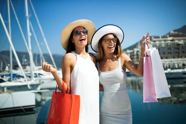 Luxe Leven Voor Twee Vrouwen Wandelen Winkelen Een Baai — Stockfoto